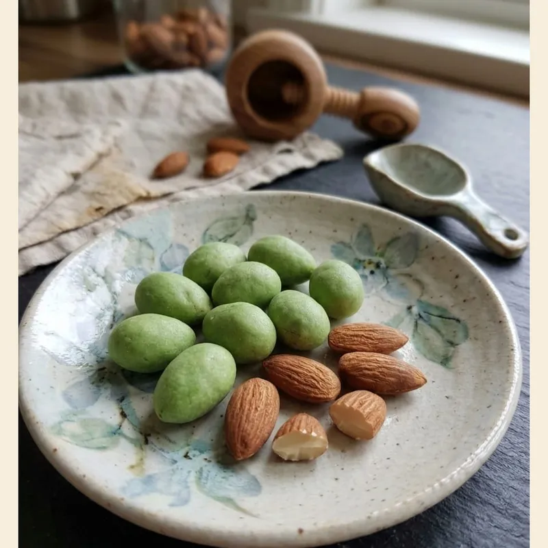 Kunafa flavoured almonds